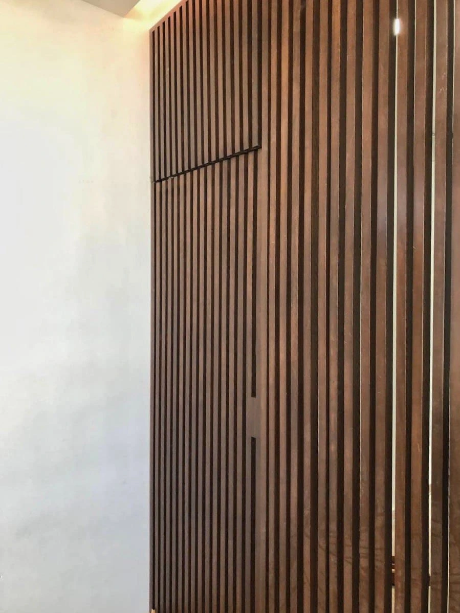 puerta de madera tzalam color nogal oscuro fabricada en Mérida Yucatán por Aguilar Talleres