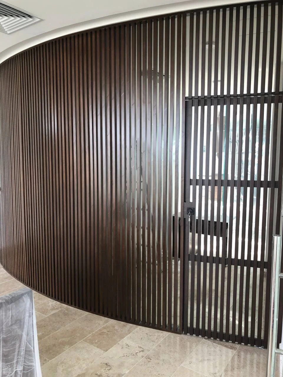 divisor con puerta de madera tzalam color nogal oscuro fabricada en Mérida Yucatán por Aguilar Talleres